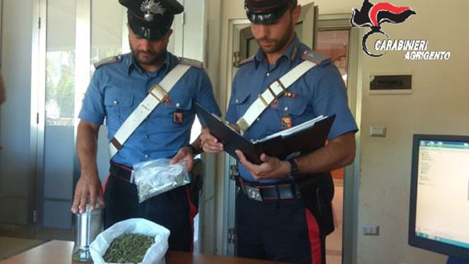 Carabinieri con marijuana sequestrata