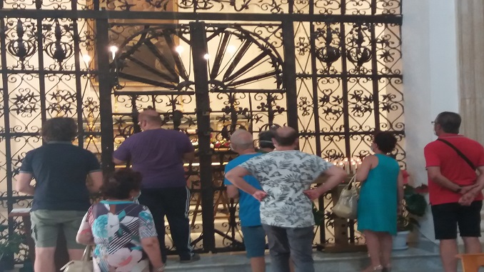 Devoti in visita a Sant'Angelo