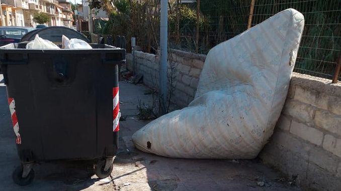 Materasso abbandonato alla Playa