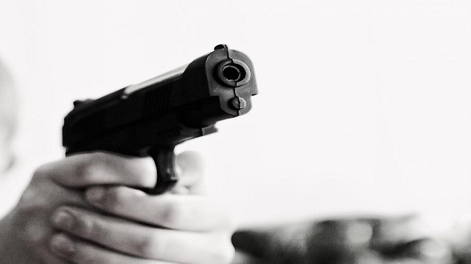 Pistola puntata per rapina