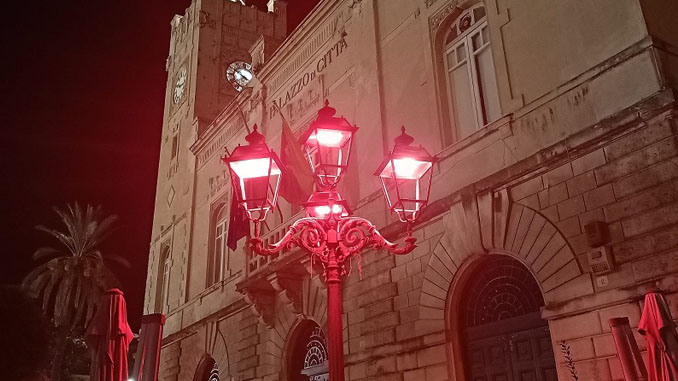 Comune illuminato di rosso