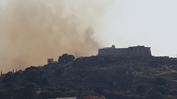 Castello minacciato dalle fiamme
