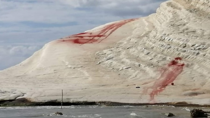 Scala dei turchi imbrattata