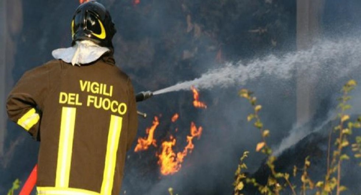 Pompieri incendio bosco