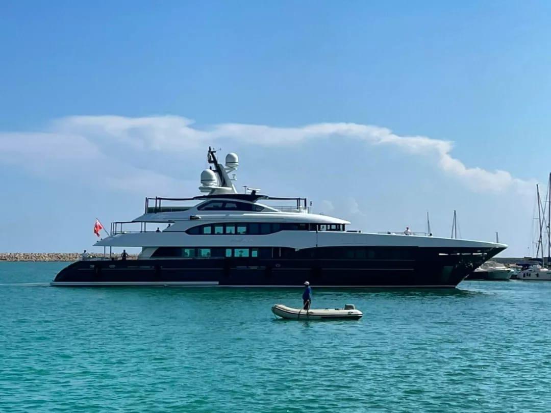 Mega yacht Atina