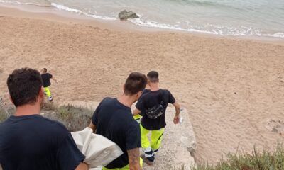 Operatori ecologici in spiaggia
