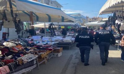 Polizia al mercato