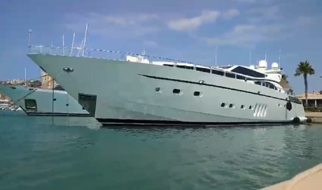 Mega yacht